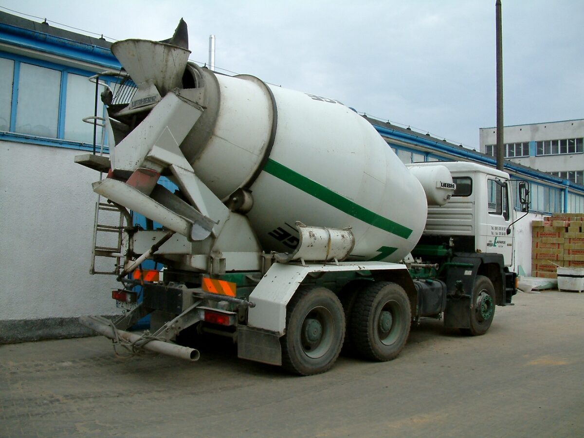 Бетонный миксер готовится к разгрузке